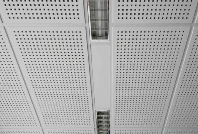 Akustische Decke deckt Blatt-Perforierungs-Maschine für die runden/quadratischen Löcher mit Ziegeln
