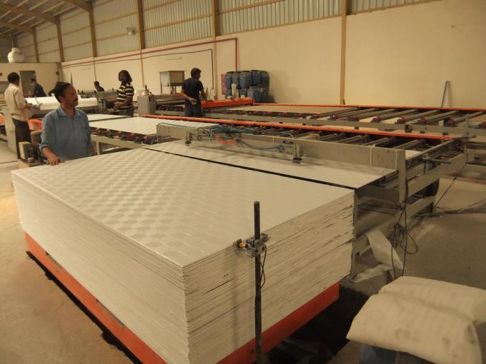 Berufsgips-Decken-Fliesen-Fertigungsstraße mit dem automatischen Brett, das Maschine entlädt