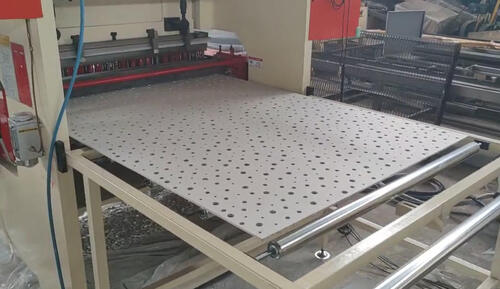 Die Gipskarton-Stanzmaschine ist an das Werk in Thailand zu liefern.