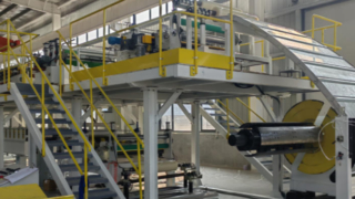 Maschine zur Herstellung von Sandwichplatten aus Mineralwolle