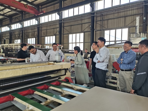 Neueste Unternehmensnachrichten über Wir heißen thailändische Kunden herzlich willkommen, unsere Fabrik zum Kauf von vollautomatischen Gipskartondeckenplatten-Produktionslinien zu besuchen.