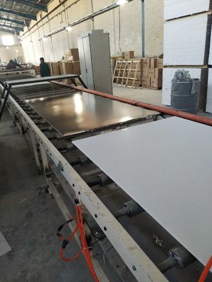 Ein guter Preis. Vollautomatische doppelte Seitenfasergipsplatte PVC-Decken-Verdrängungs-Maschine Online