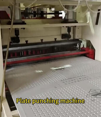 Ein guter Preis. Industrielle Perforationsmaschine mit 160 kg Stanzdruck für 20 mm maximale Dicke und anpassbare Lochformen Online