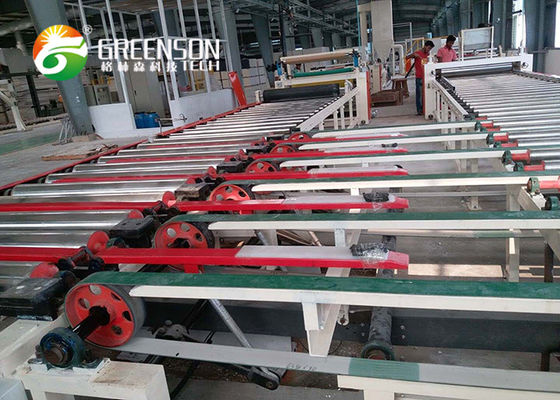 Maschine zur Herstellung von Kleingipsdeckenplatten