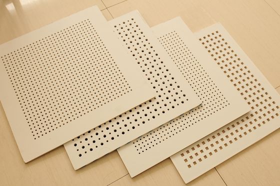 Ein guter Preis. Akustische Decke deckt Blatt-Perforierungs-Maschine für die runden/quadratischen Löcher mit Ziegeln Online