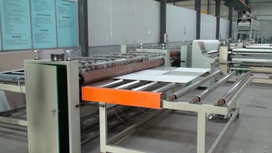 Moderne vollautomatische Laminierungs-Maschine, lassen die falsche Gips-Decken-Fliese fallen, die Maschine herstellt