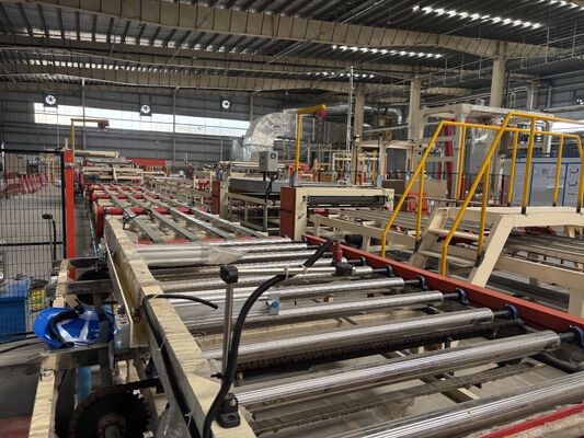 Ein guter Preis. Automatische PVC-Kaschiermaschine für Gipskartonplatten mit 1300 mm effektiver Kaschierbreite, SPS-System und einer Kapazität von 2-6 Millionen qm/Jahr Online