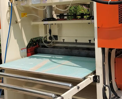 Ein guter Preis. Hocheffiziente Perforationsmaschine für Gipsplatten mit Computerzentralsteuerung, Perforationsbreite von 1220 mm und mehrfachen Lochformen Online