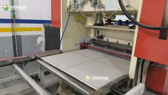 Ein guter Preis. Automatische hydraulische Plattenperforator mit 200T hohem Druck Automatische Bedienung für Max 20mm Dicke Gipsplatten Perforation Online