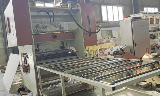 Ein guter Preis. PLC-Steuerung 200t Druckperforationsmaschine mit anpassbaren Löcherformen für das Plattenpierzen Online