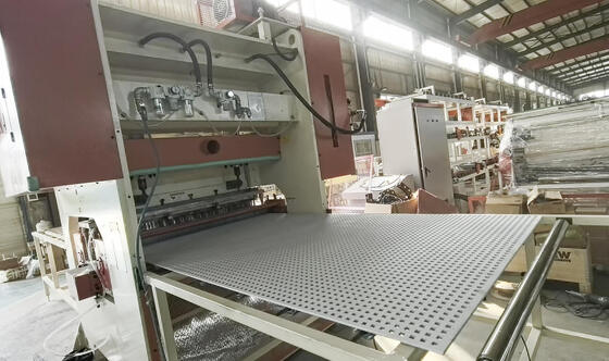 Ein guter Preis. Automatische CNC-Panel-Punchmaschine mit 200T Druck 50 Mal/Minute Geschwindigkeit und 1220mm Perforationsbreite für Gips-MDF-Fasersementplatte Online