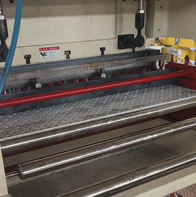 Ein guter Preis. Industrieller Gipsplattenperforator mit 160 KG Stanzdruck für 20 mm maximale Dicke bei 1 Platte/Min Geschwindigkeit Online