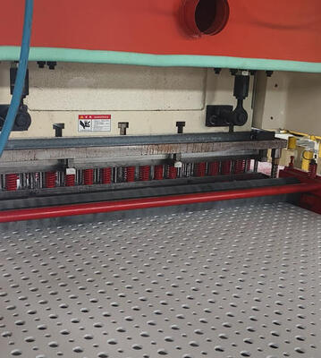 Ein guter Preis. 160 Tonnen Druck 11 KW Power Lochperforationsmaschine für MDF-Platten mit mehreren Lochformen Online