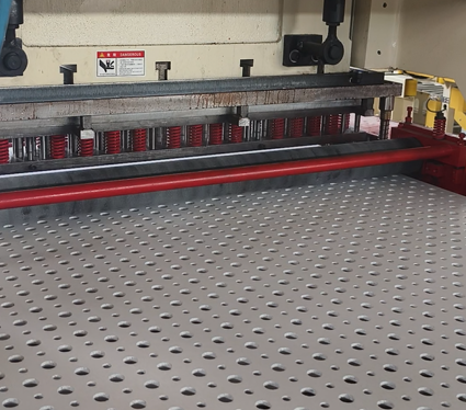 200T Druck-Gipsplatten-Perforiermaschine für max. 20 mm Dicke mit hoher automatischer Nivellierung