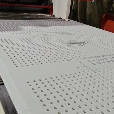 Maschine für die Herstellung von abgehängten Deckenfliesen im Büro. Fabrikdirekte Deckenstanzmaschine
