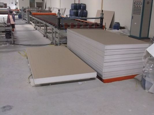 Berufsgips-Decken-Fliesen-Fertigungsstraße mit dem automatischen Brett, das Maschine entlädt